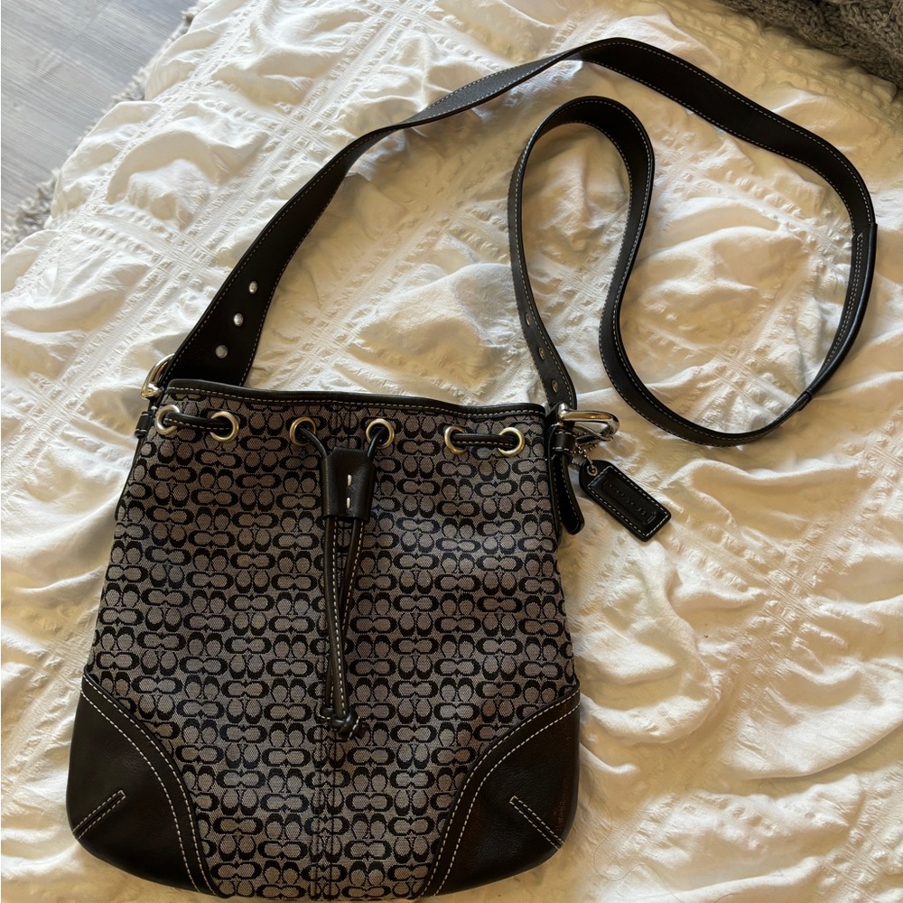 COACH 44718 Soho Mini Signature
Jacquard Crossbody Navy Blue
Leather Trim Bag